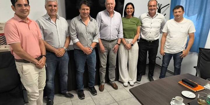 Imagen de Autoridades de Alvear y funcionarios provinciales de visita en empresa instalada en dicha localidad