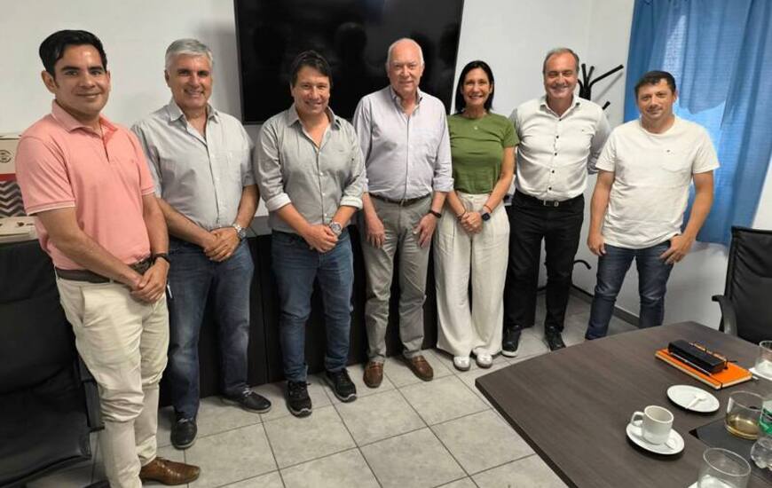 Imagen de Autoridades de Alvear y funcionarios provinciales de visita en empresa instalada en dicha localidad