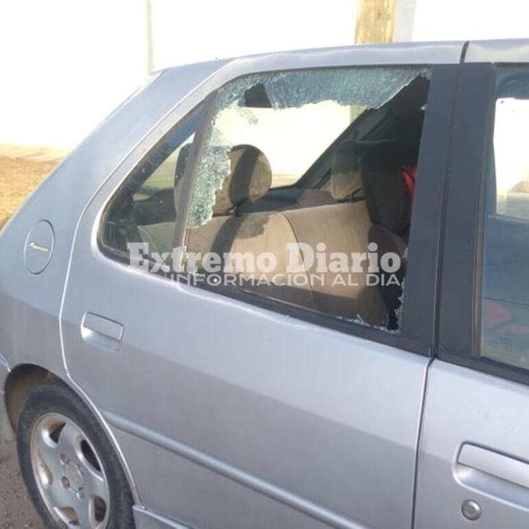 Vandalismo y robo. Así le dejaron el auto tras el hecho.