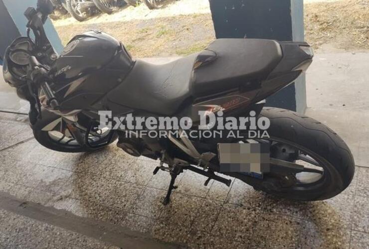 La motocicleta en la que circulaban los jóvenes fue trasladada a la 27.