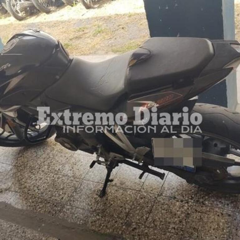 La motocicleta en la que circulaban los jóvenes fue trasladada a la 27.