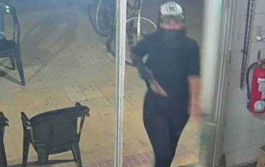 Todo quedó filmado por las cámaras de seguridad del local.