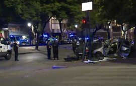 El coche qued&oacute; destruido y trabajan polic&iacute;as y ambulancias. (imagen TV)