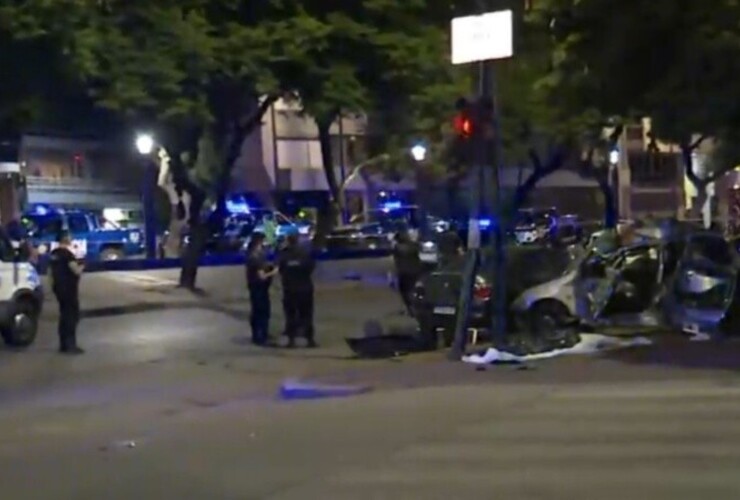 El coche quedó destruido y trabajan policías y ambulancias. (imagen TV)