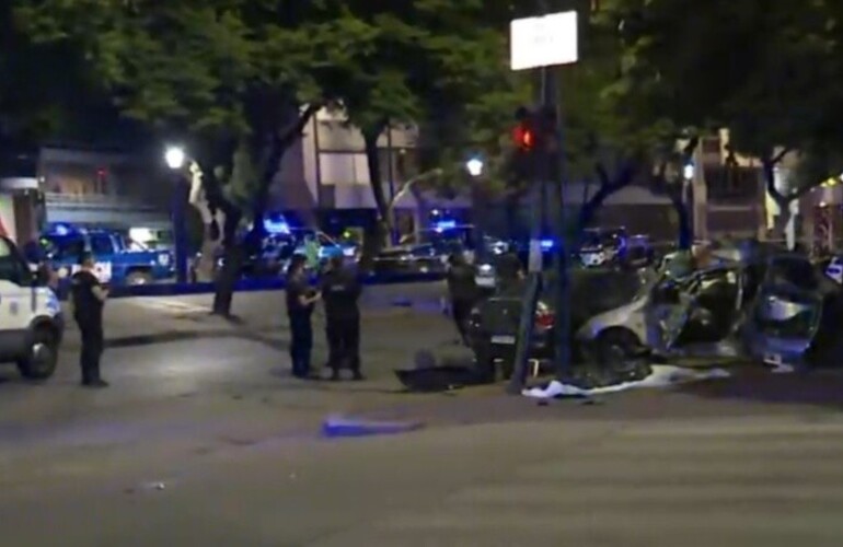 El coche quedó destruido y trabajan policías y ambulancias. (imagen TV)