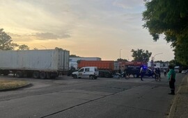 Imagen de Murió un operario del Swift tras chocar con su moto contra un camión en el ingreso a la planta de Villa Gobernador Galvez