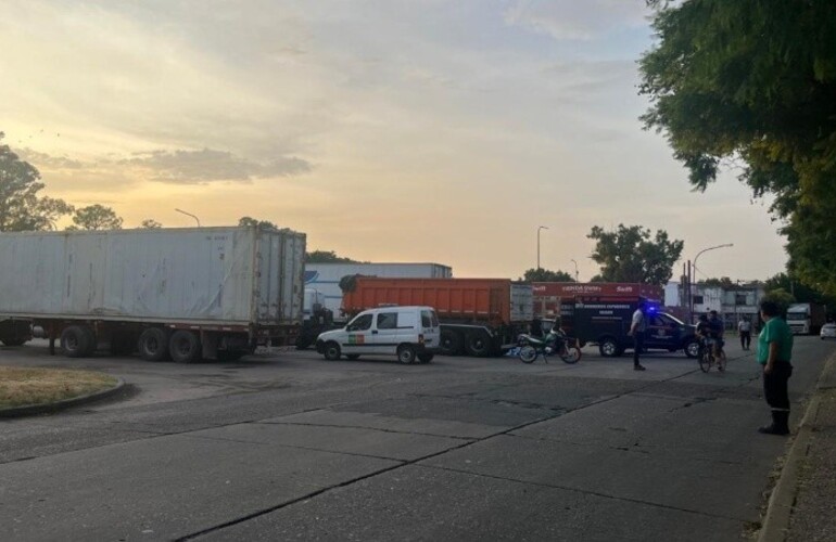 Imagen de Muri&oacute; un operario del Swift tras chocar con su moto contra un cami&oacute;n en el ingreso a la planta de Villa Gobernador Galvez