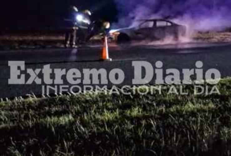 Imagen de Incendio de un automóvil sobre autopista