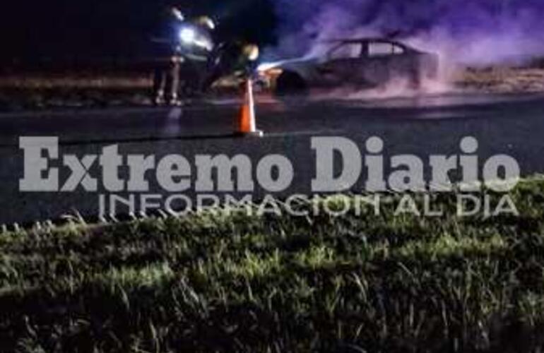 Imagen de Incendio de un automóvil sobre autopista