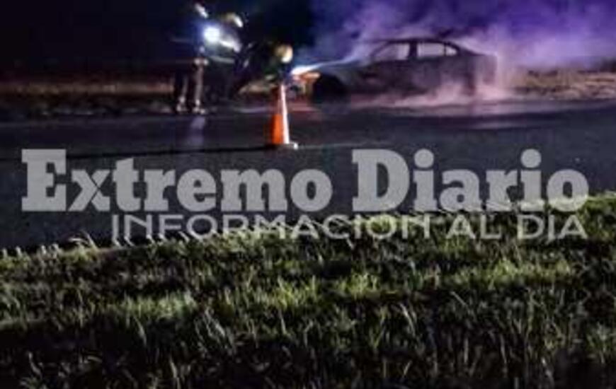 Imagen de Incendio de un autom&oacute;vil sobre autopista