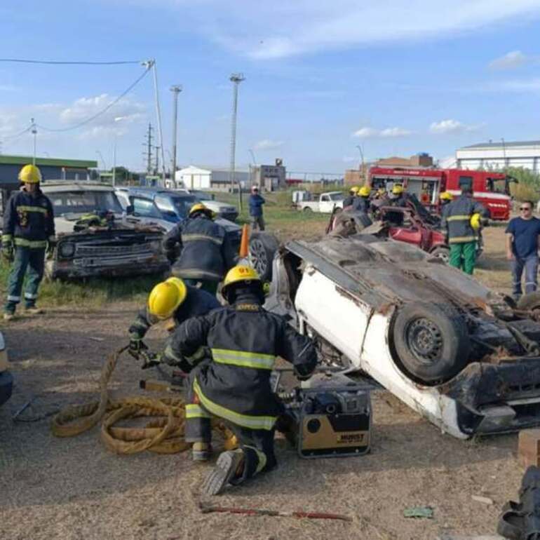 Imagen de Bomberos Voluntarios de Arroyo Seco: Capacitación en rescate vehicular