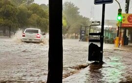 Imagen de Lluvias intensas transformaron Santa Rosa de Calamuchita en una riada, con autos arrastrados por el agua y casas inundadas