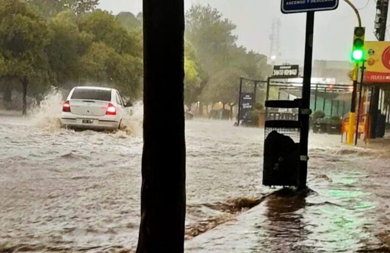 Imagen de Lluvias intensas transformaron Santa Rosa de Calamuchita en una riada, con autos arrastrados por el agua y casas inundadas