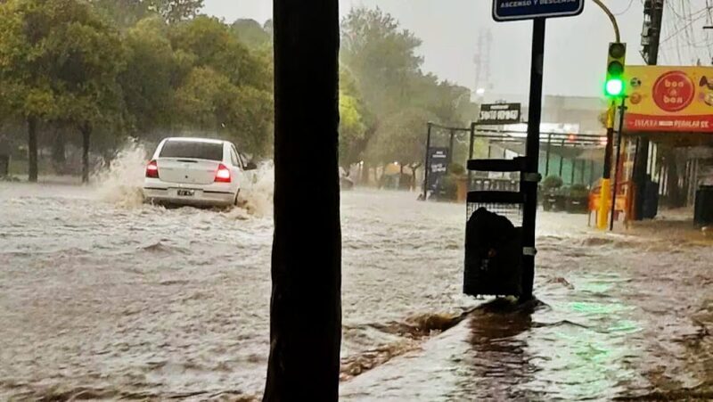 Imagen de Lluvias intensas transformaron Santa Rosa de Calamuchita en una riada, con autos arrastrados por el agua y casas inundadas