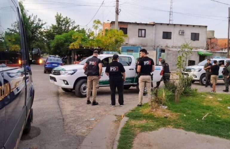 Imagen de Asesinaron a una mujer de 20 años de una puñalada en el cuello en medio de un altercado en reunión de barrio Ludueña