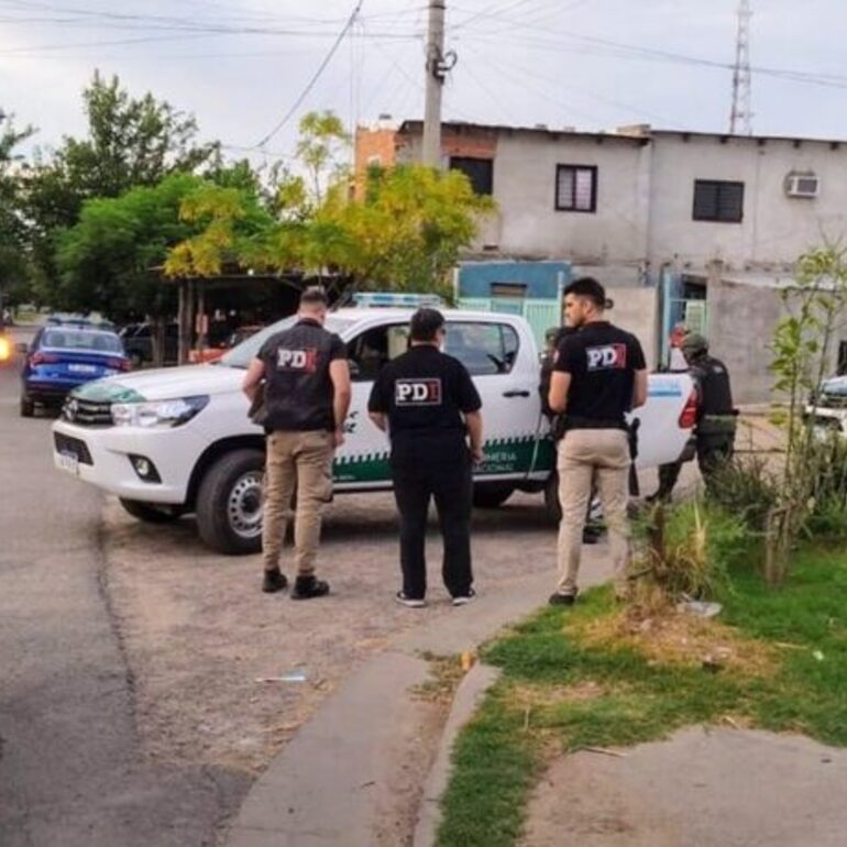 Imagen de Asesinaron a una mujer de 20 años de una puñalada en el cuello en medio de un altercado en reunión de barrio Ludueña