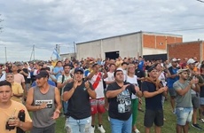 Trabajadores de Granja Tres Arroyos y sus familiares protestan en Entre Ríos contra los despidos.