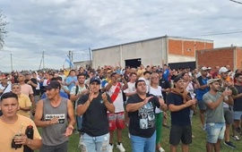Trabajadores de Granja Tres Arroyos y sus familiares protestan en Entre Ríos contra los despidos.