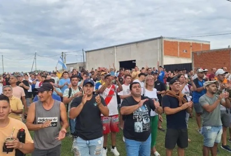 Trabajadores de Granja Tres Arroyos y sus familiares protestan en Entre Ríos contra los despidos.