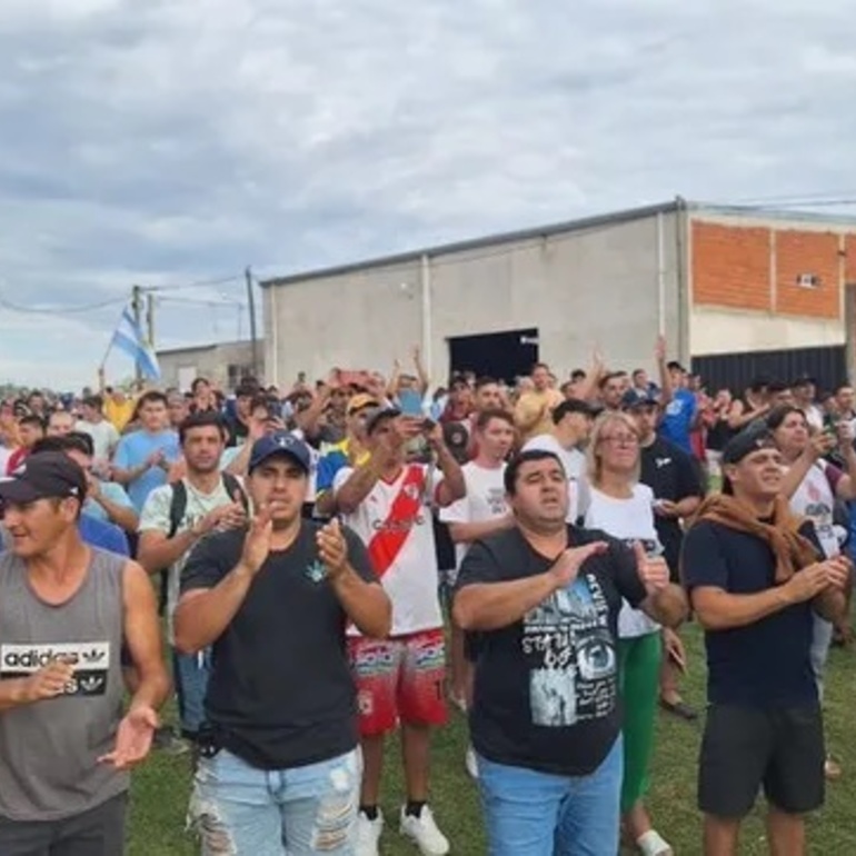 Trabajadores de Granja Tres Arroyos y sus familiares protestan en Entre Ríos contra los despidos.