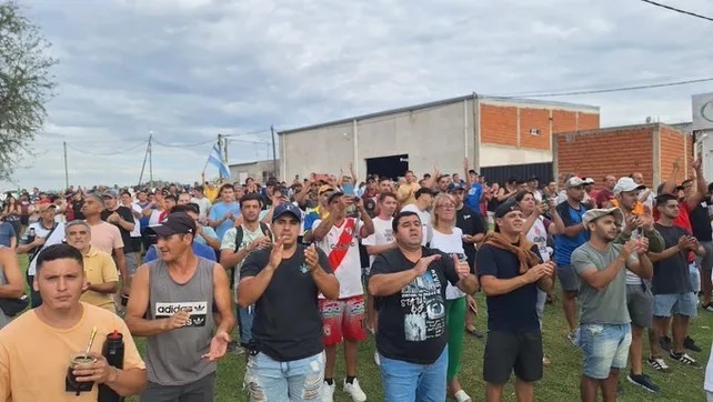 Trabajadores de Granja Tres Arroyos y sus familiares protestan en Entre Ríos contra los despidos.