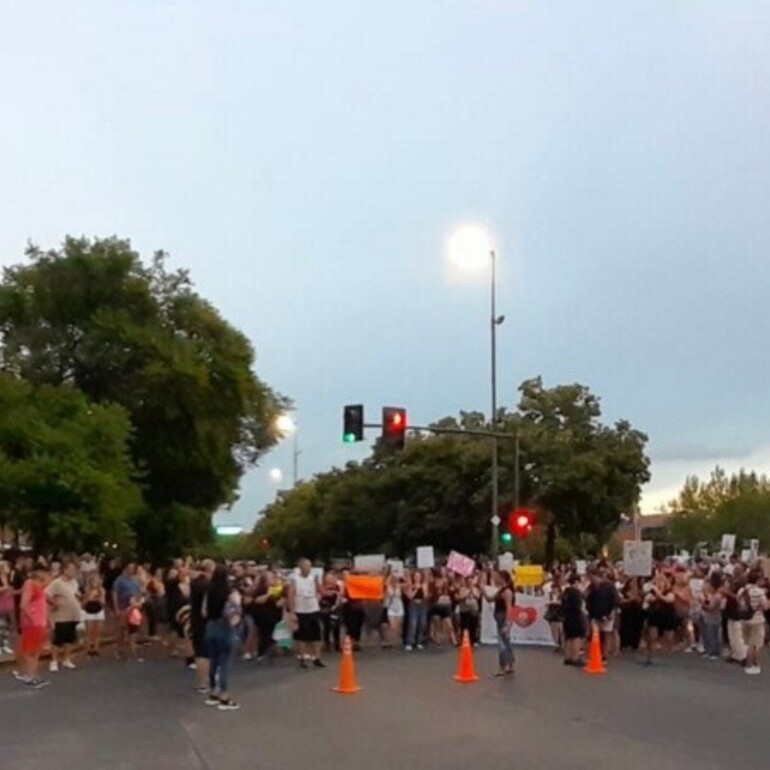 La movilización reunió a nutrido grupo en Roca y el río. (X/@mlpr84)