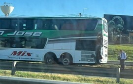 El micro tom&oacute; fuego sobre Circunvalaci&oacute;n. (Rosario3)