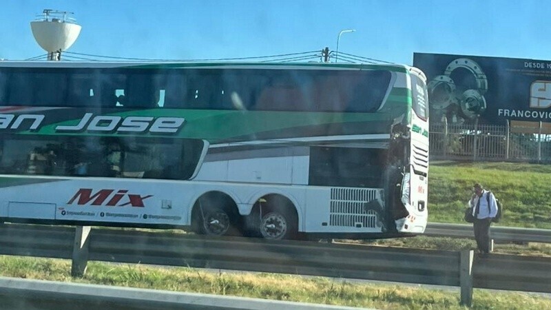 El micro tom&oacute; fuego sobre Circunvalaci&oacute;n. (Rosario3)