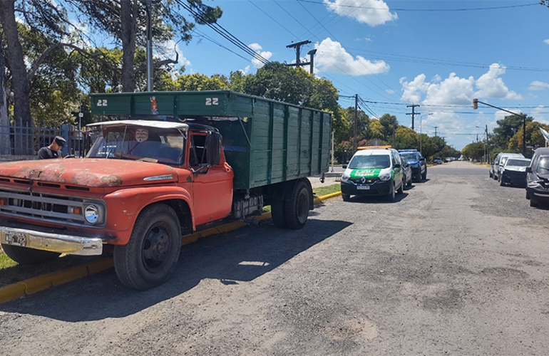 Imagen de Pueblo Esther: detienen a tres rosarinos que robaban autopartes de vehículos estacionados