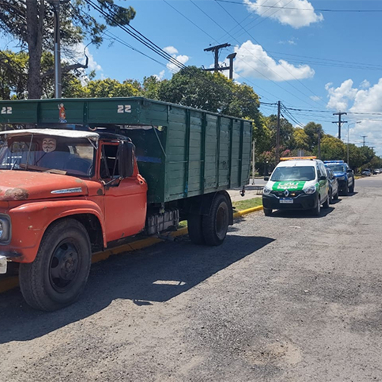 Imagen de Pueblo Esther: detienen a tres rosarinos que robaban autopartes de vehículos estacionados