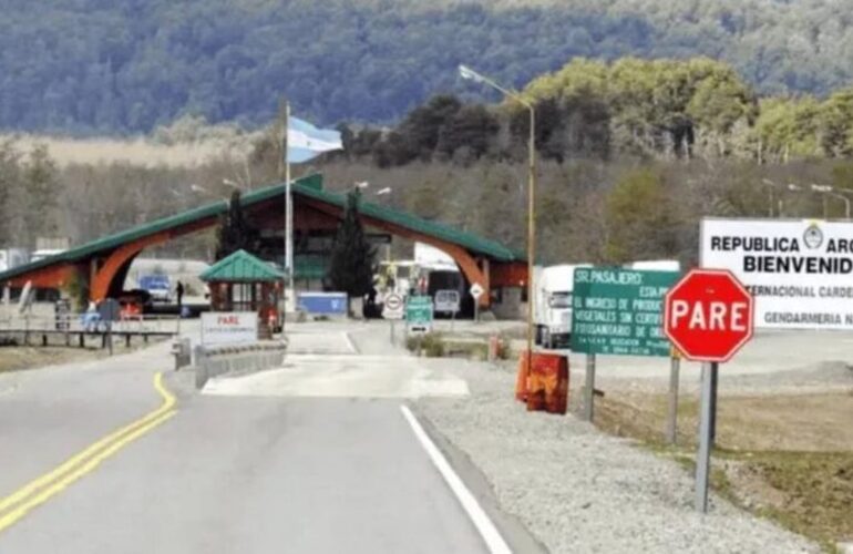 Imagen de Pretendía cruzar a Chile con su esposa muerta en el auto para cobrar la jubilación, pero fue detenido por Gendarmería