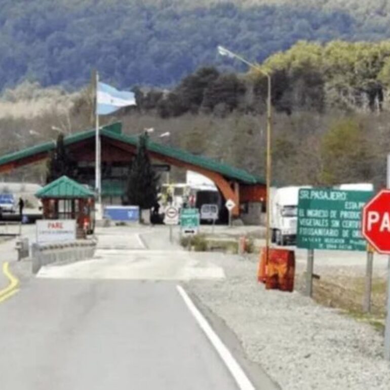 Imagen de Pretendía cruzar a Chile con su esposa muerta en el auto para cobrar la jubilación, pero fue detenido por Gendarmería