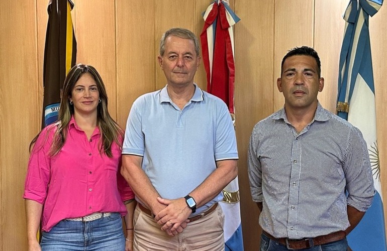 Daniel Tonelli (Intendente), Celina Martini (Secretaria de Gobierno) y el Comisario Mauricio Chumba Aguirre. Foto: Municipalidad