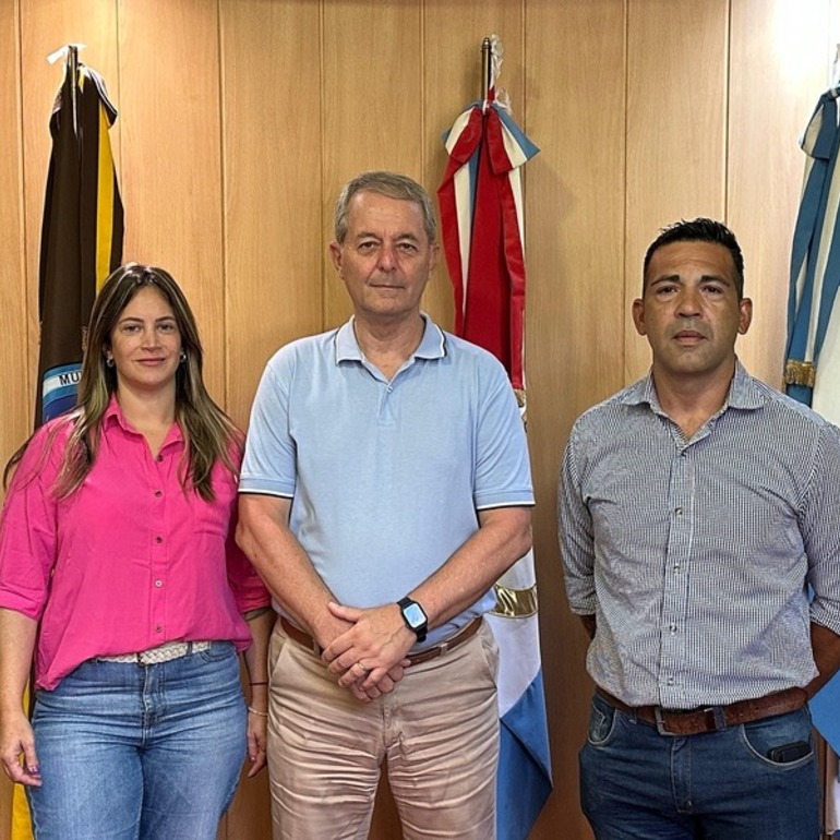 Daniel Tonelli (Intendente), Celina Martini (Secretaria de Gobierno) y el Comisario Mauricio Chumba Aguirre. Foto: Municipalidad