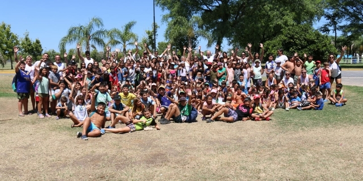 Más de 200 chicos disfrutaron a pleno el verano en el predio de Rosario Central.