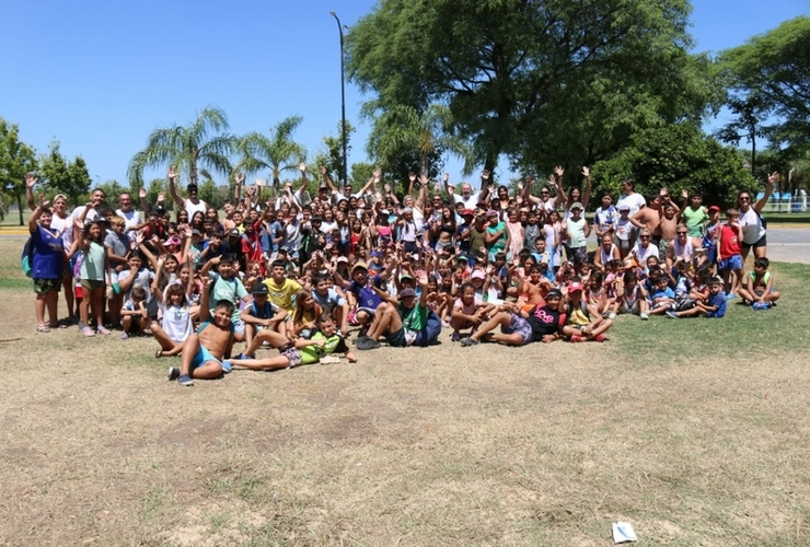 Más de 200 chicos disfrutaron a pleno el verano en el predio de Rosario Central.