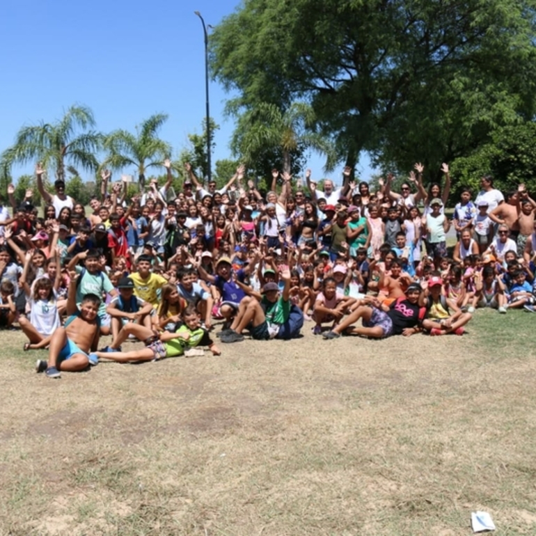 Más de 200 chicos disfrutaron a pleno el verano en el predio de Rosario Central.