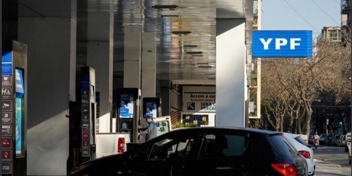 El precio de los combustibles subió 2 por ciento a pesar de que el Gobierno postergó el alza de un impuesto. (Alan Monzón/Rosario3)