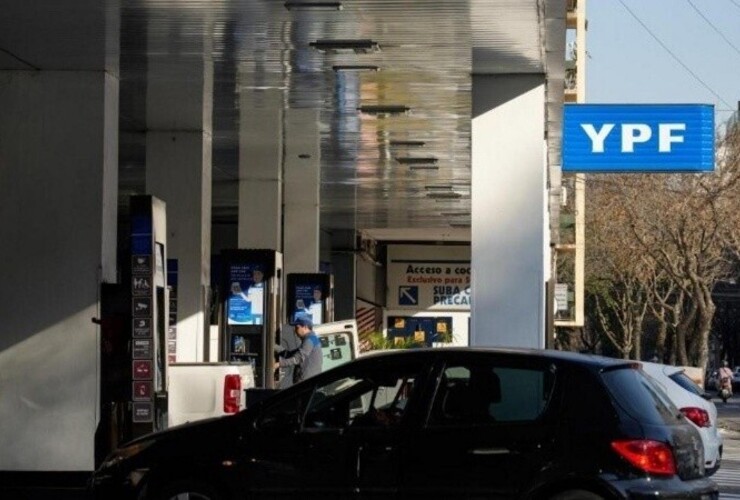 El precio de los combustibles subió 2 por ciento a pesar de que el Gobierno postergó el alza de un impuesto. (Alan Monzón/Rosario3)