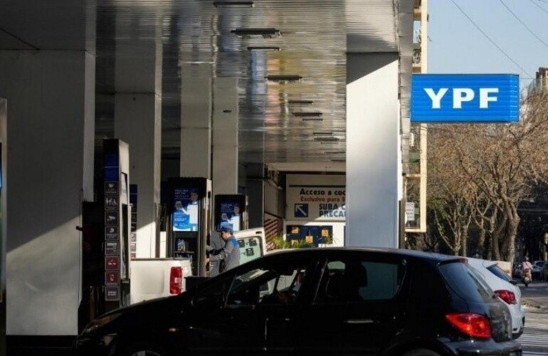 El precio de los combustibles subió 2 por ciento a pesar de que el Gobierno postergó el alza de un impuesto. (Alan Monzón/Rosario3)