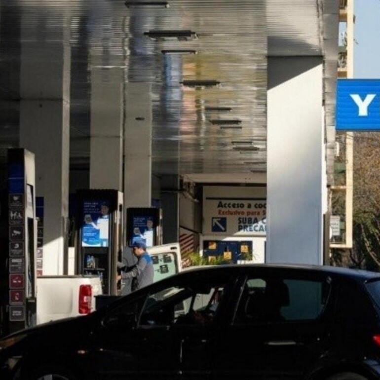 El precio de los combustibles subió 2 por ciento a pesar de que el Gobierno postergó el alza de un impuesto. (Alan Monzón/Rosario3)