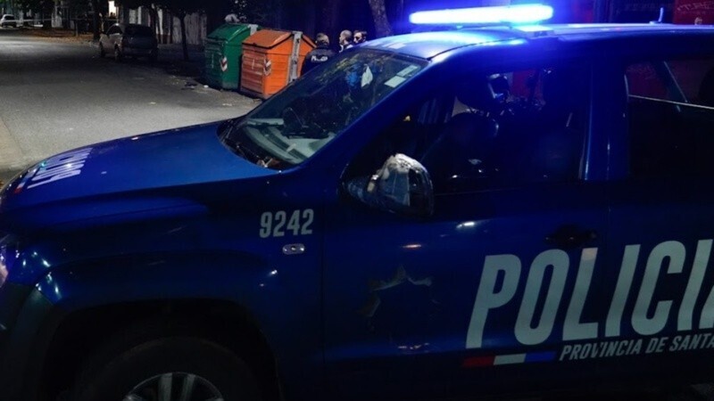 Imagen de Roban un auto, computadoras, herramientas y otros elementos en cuatro escruches