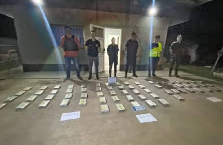 Imagen de Secuestraron 75 kilos de cocaína en una camioneta accidentada sobre la Ruta 9 a la altura de Ramallo