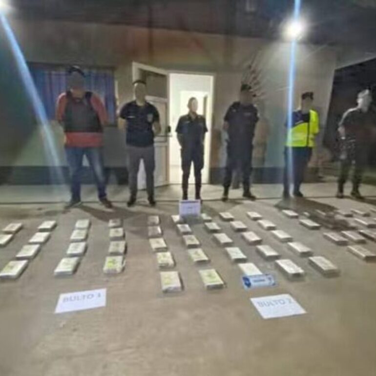 Imagen de Secuestraron 75 kilos de cocaína en una camioneta accidentada sobre la Ruta 9 a la altura de Ramallo