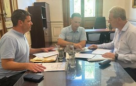 Los funcionarios locales visitaron a Puccini y Enrico.