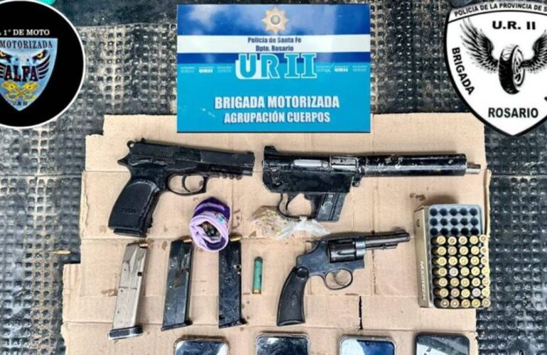 Imagen de Simulaban vender productos de limpieza y fueron detenidos con armas y municiones