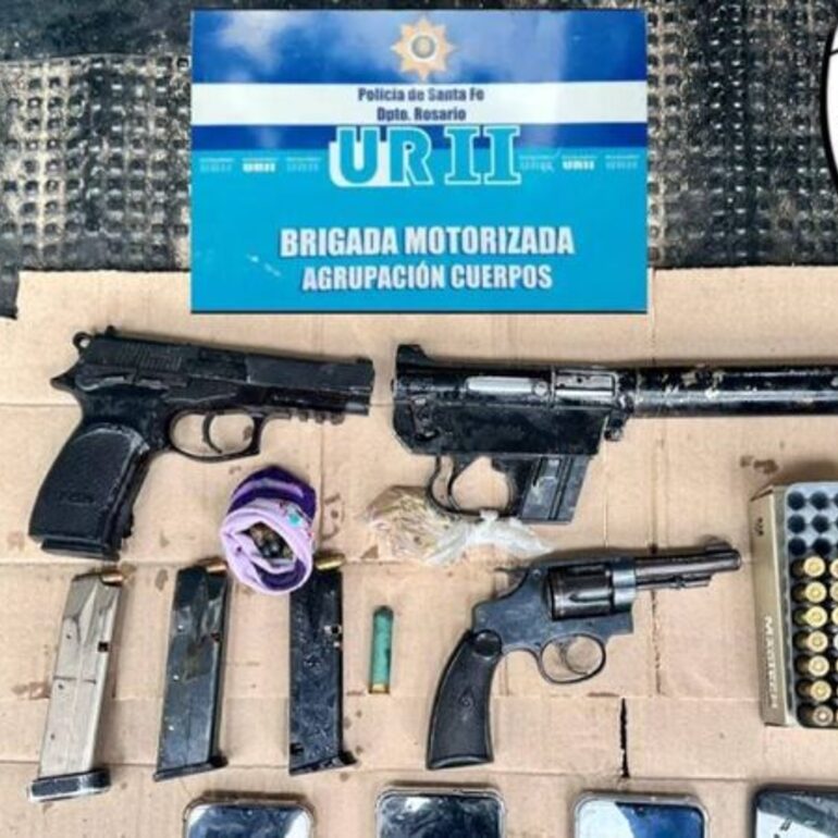 Imagen de Simulaban vender productos de limpieza y fueron detenidos con armas y municiones