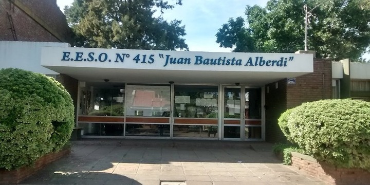 Imagen de EESO N° 415 "Juan Bautista Alberdi" sobre mesas de exámenes