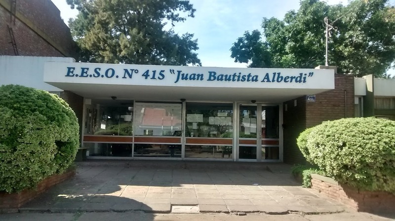 Imagen de EESO N° 415 "Juan Bautista Alberdi" sobre mesas de exámenes