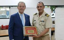 El intentende Daniel Tonelli hizo entrega de un reconocimiento al jefe saliente. Foto: Gobierno Municipal